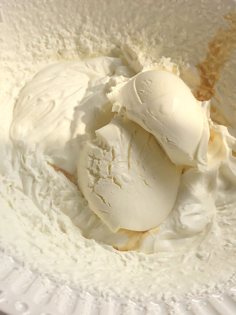 Cream-beaten-with-mascarpone-and-vanilla